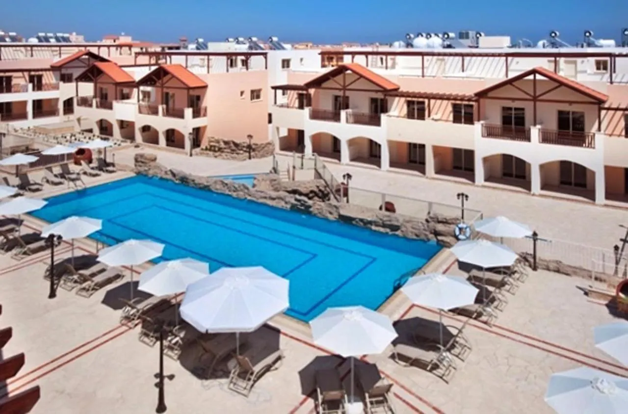 Seaside Terrace Retreat: 2BR with Pool near Larnaca Beach Tersephanou
