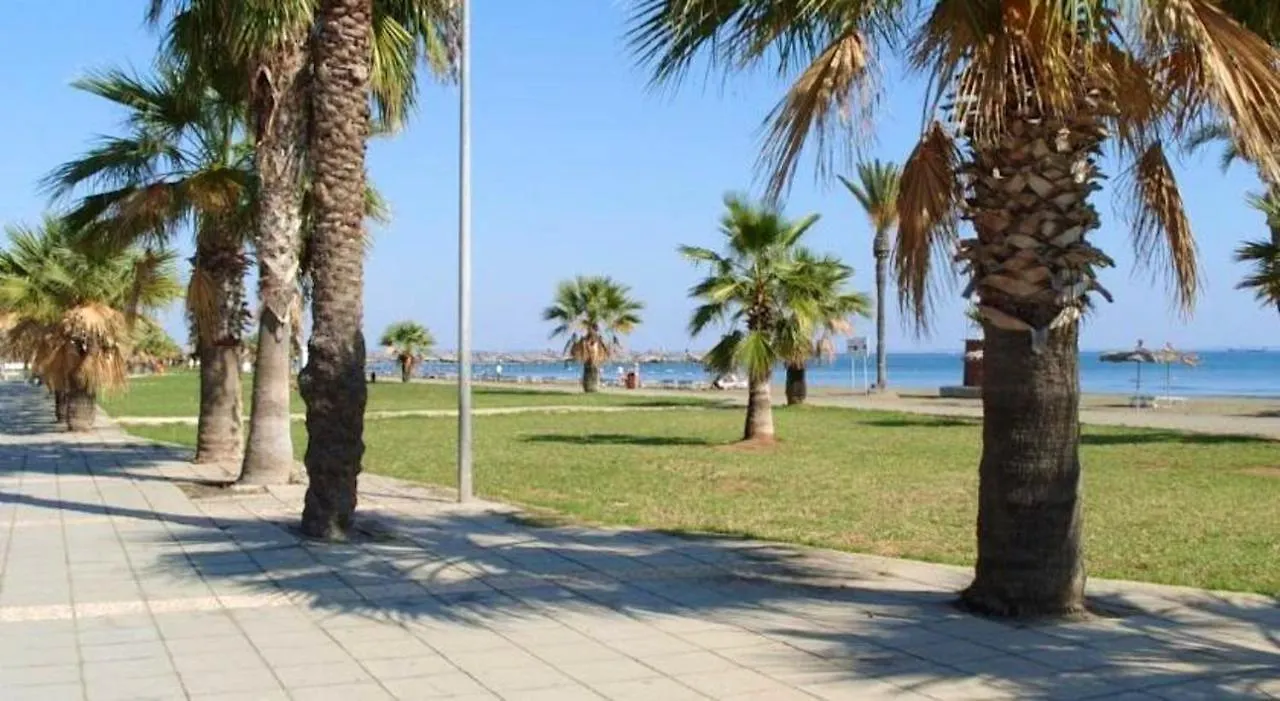 Seaside Terrace Retreat: 2BR with Pool near Larnaca Beach Tersephanou