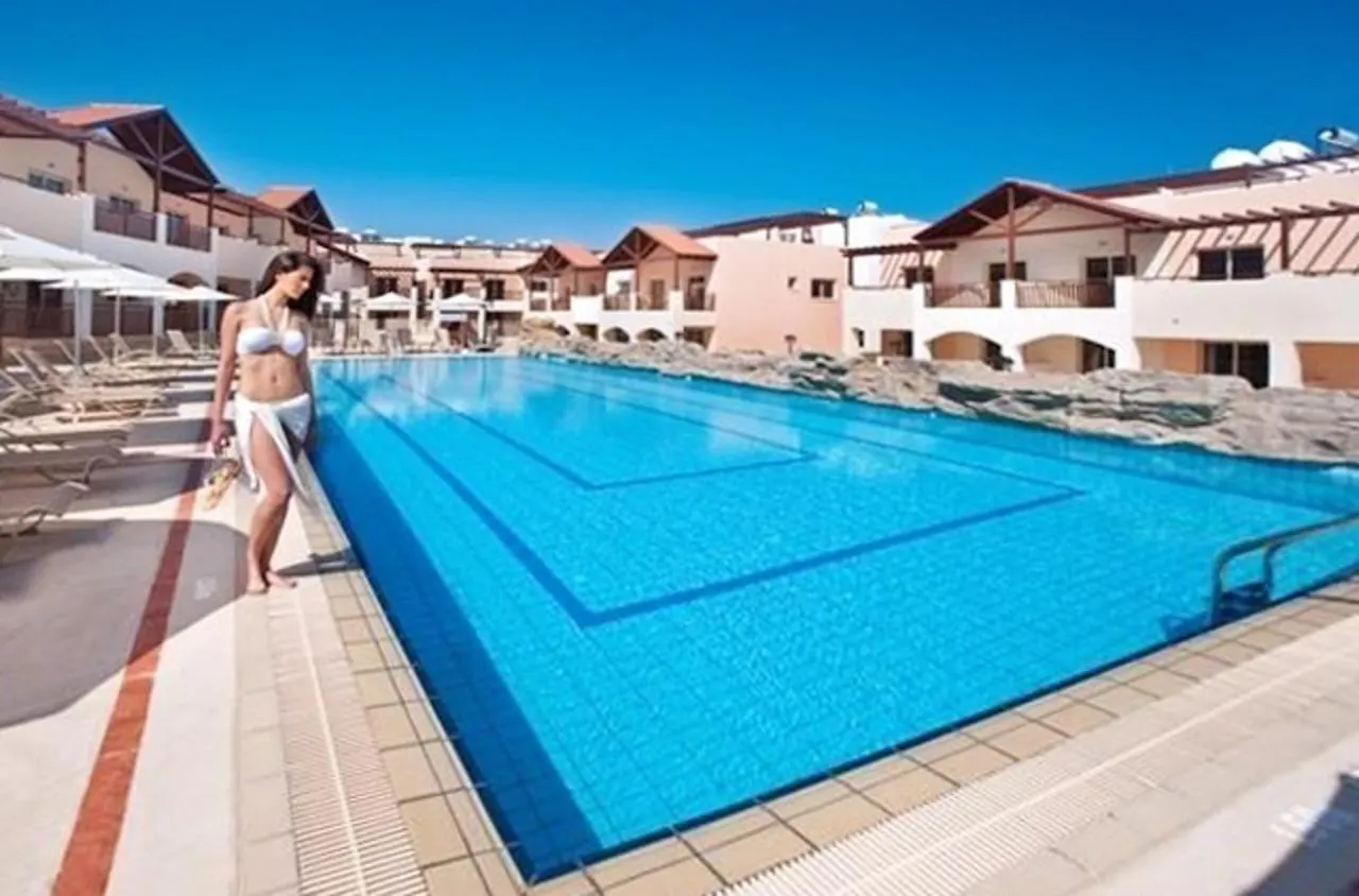 Seaside Terrace Retreat: 2BR with Pool near Larnaca Beach Tersephanou 0*,