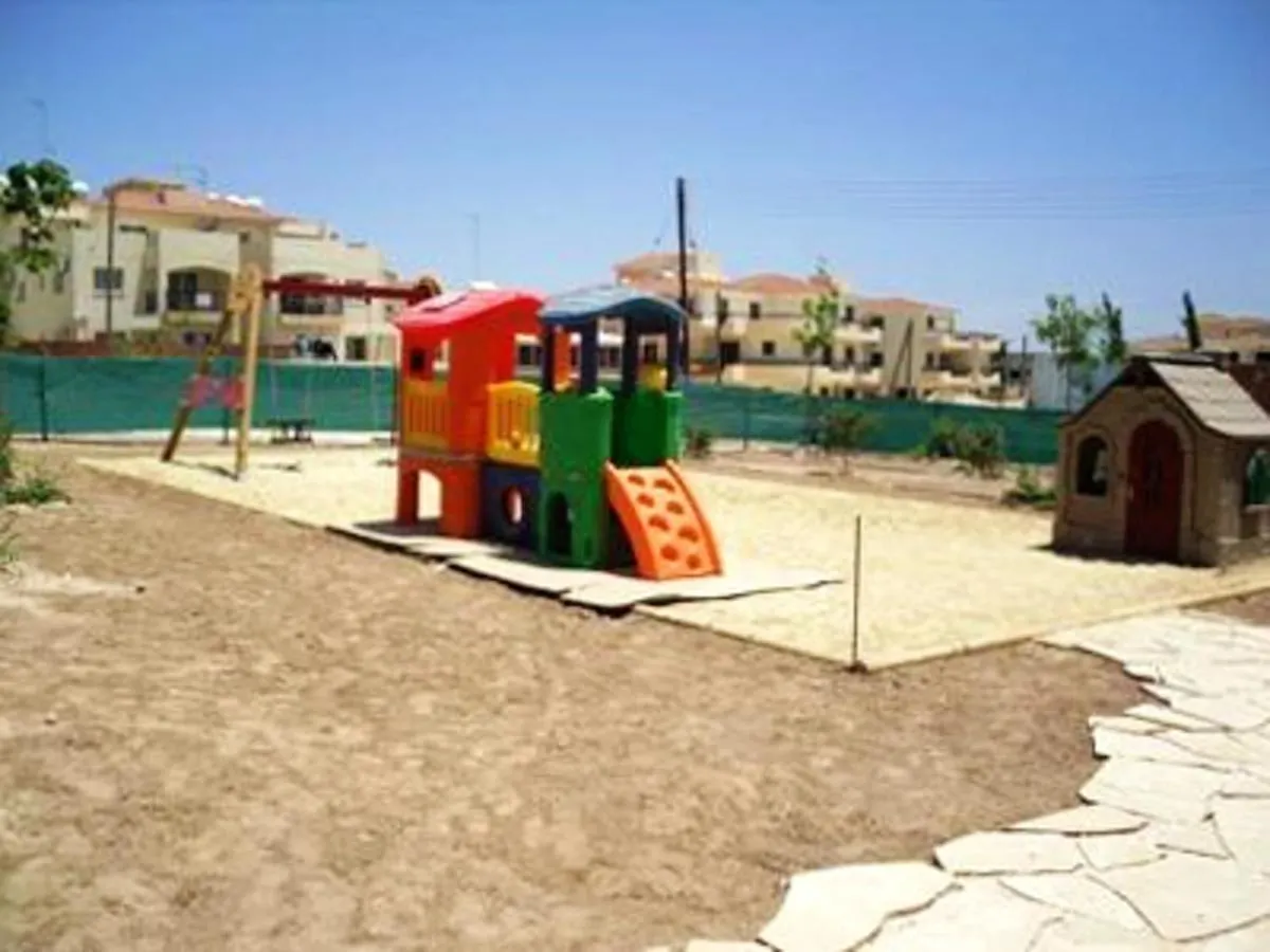 Seaside Terrace Retreat: 2BR with Pool near Larnaca Beach Tersephanou Apartment