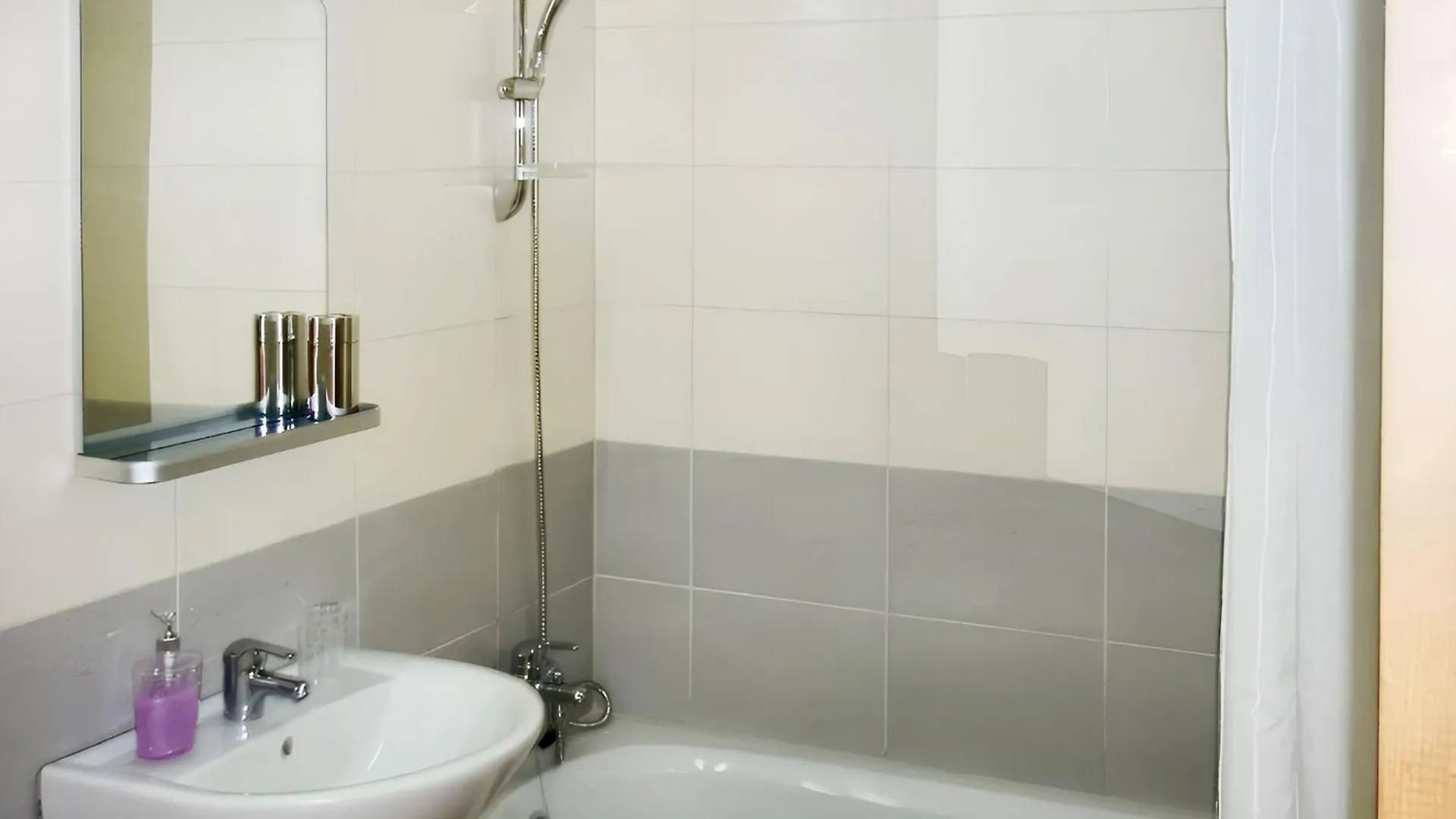 Seaside Terrace Retreat: 2BR with Pool near Larnaca Beach Tersephanou Cyprus